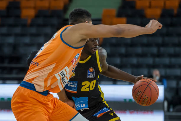 哨声响起的 哨声响起的